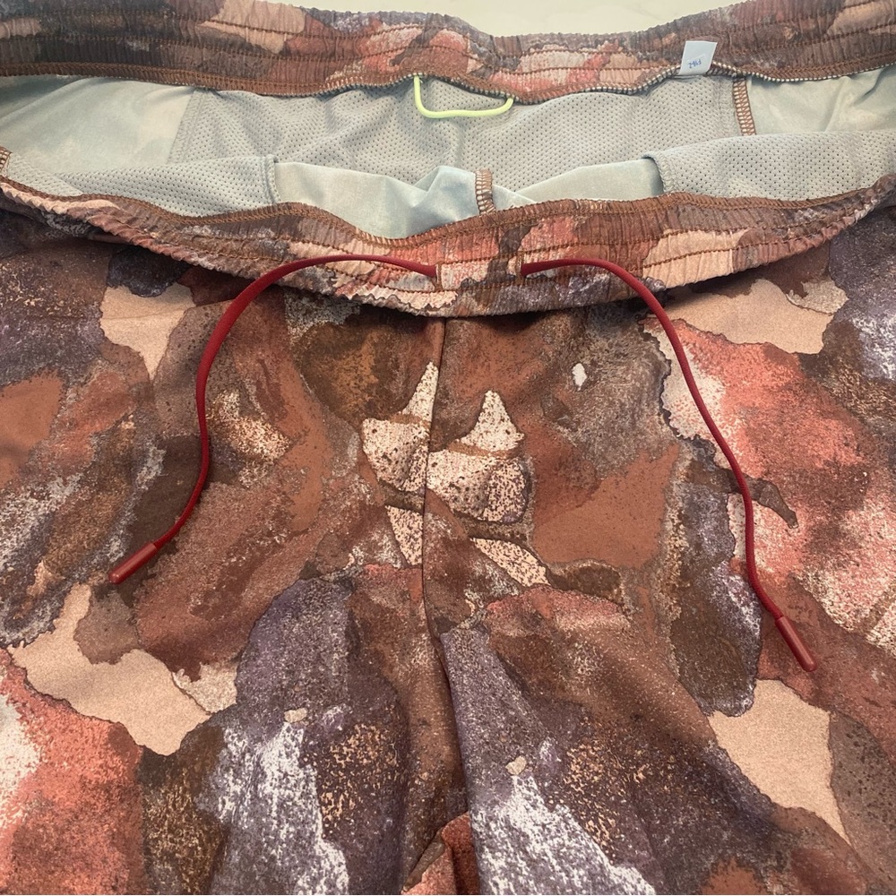 All in Motion Men’s Workout Shorts 6 inch inseam - Picture 3 of 6